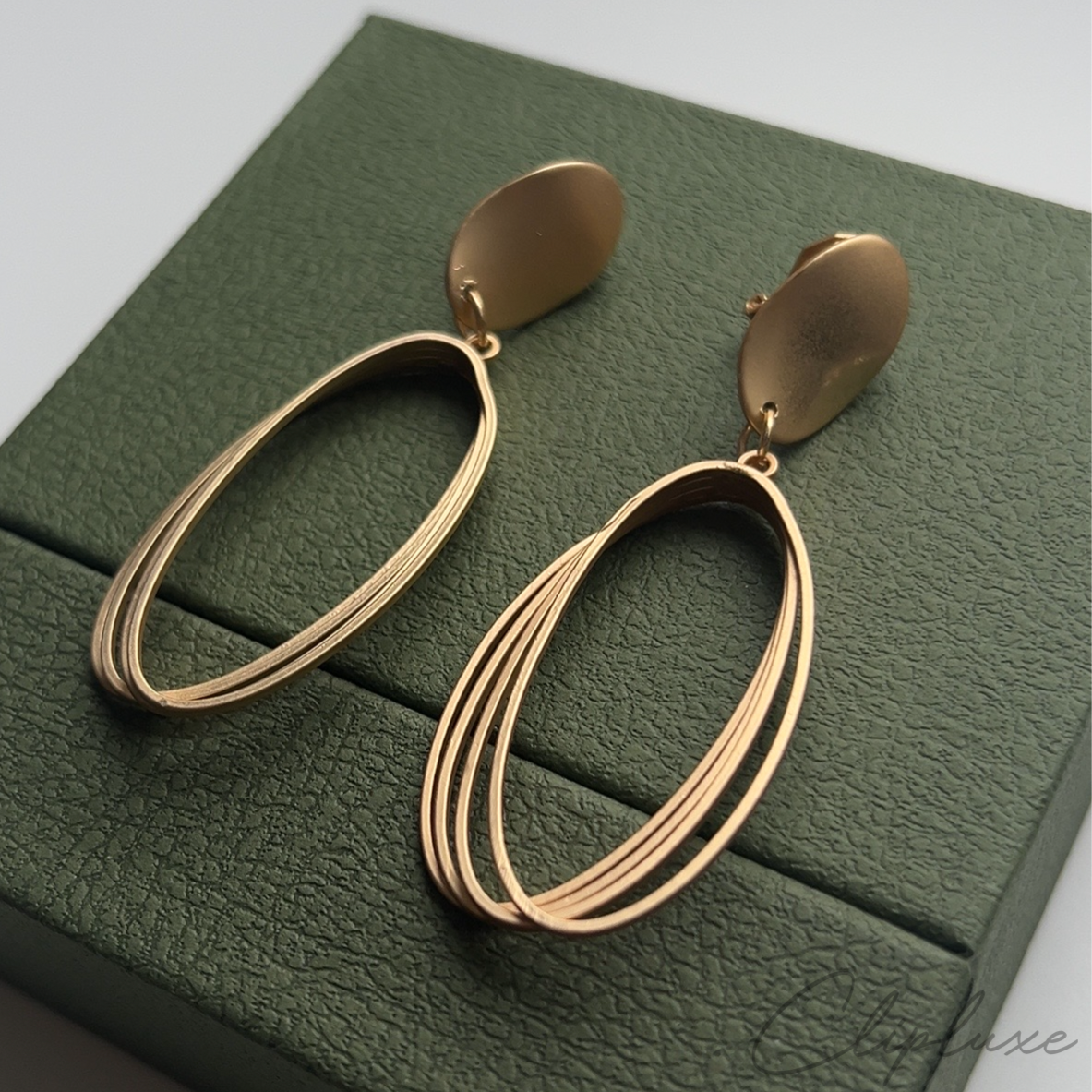 Elegant gold oval Clip-on earring