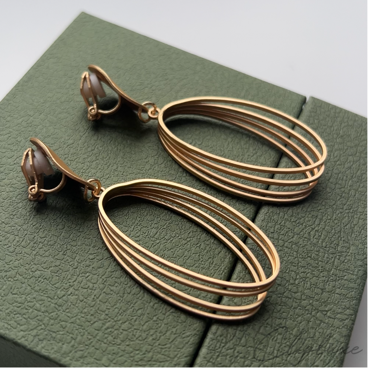 Elegant gold oval Clip-on earring