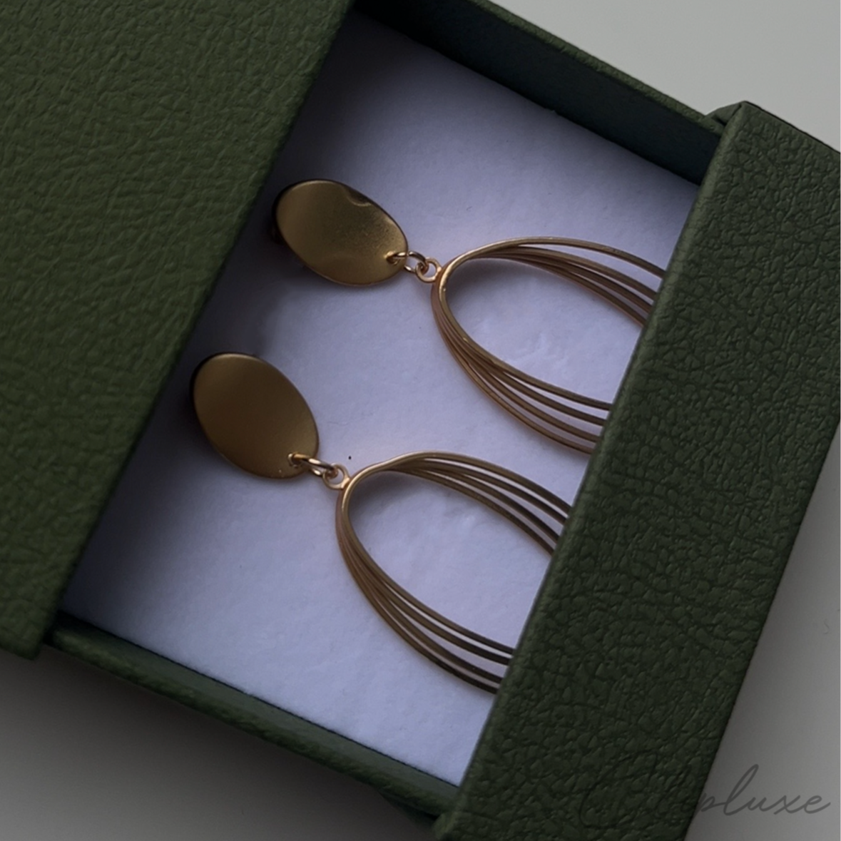 Elegant gold oval Clip-on earring