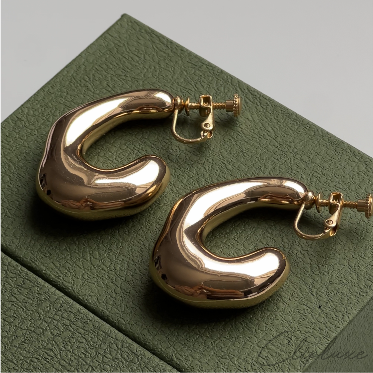 Irregular hooped Clip-on earring