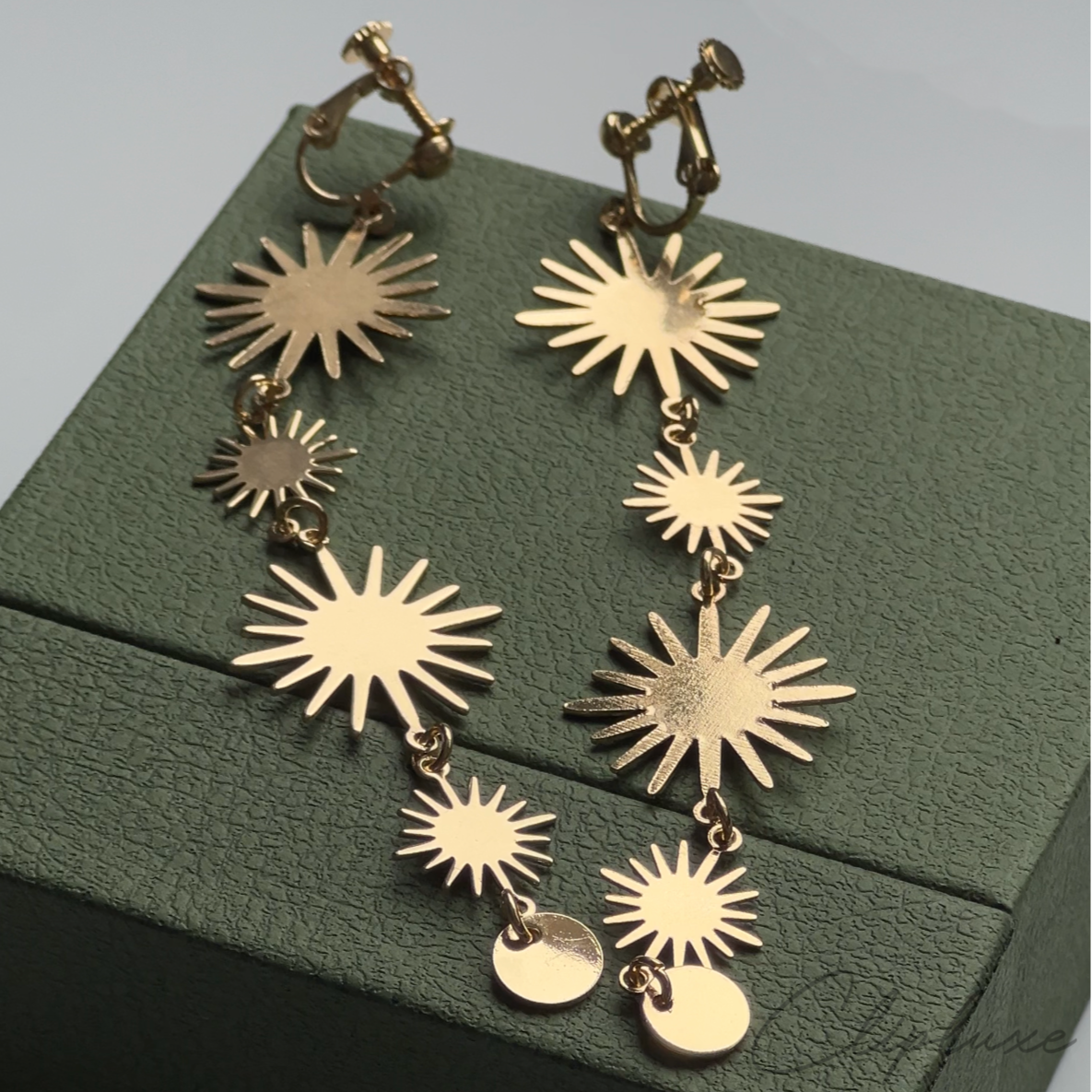 Hanging suns Clip-on earring