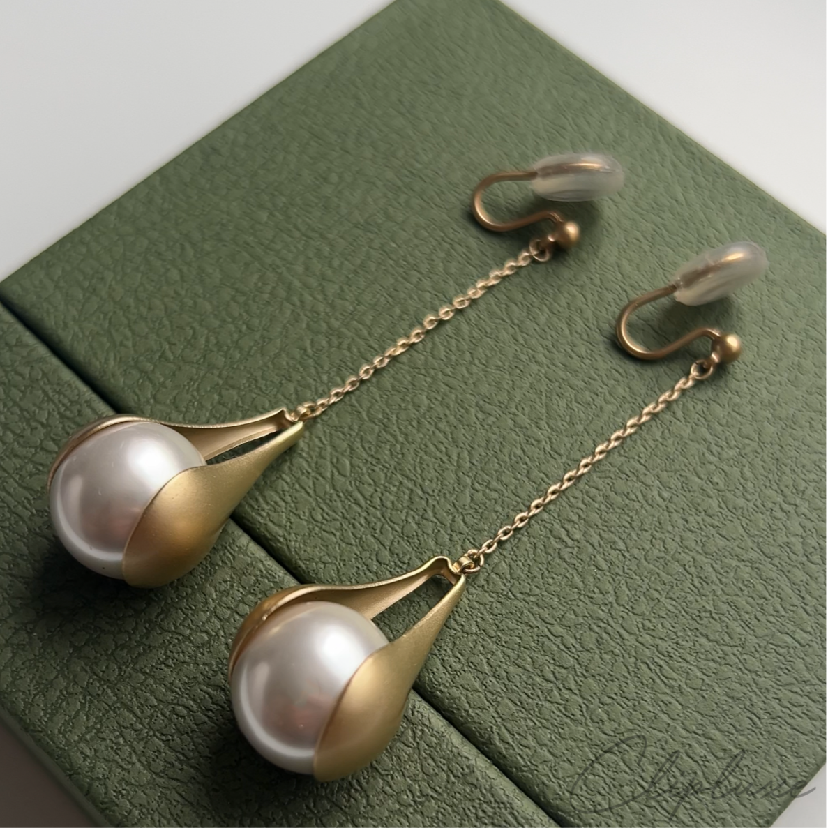 Hanging pearl  Clip-on earring