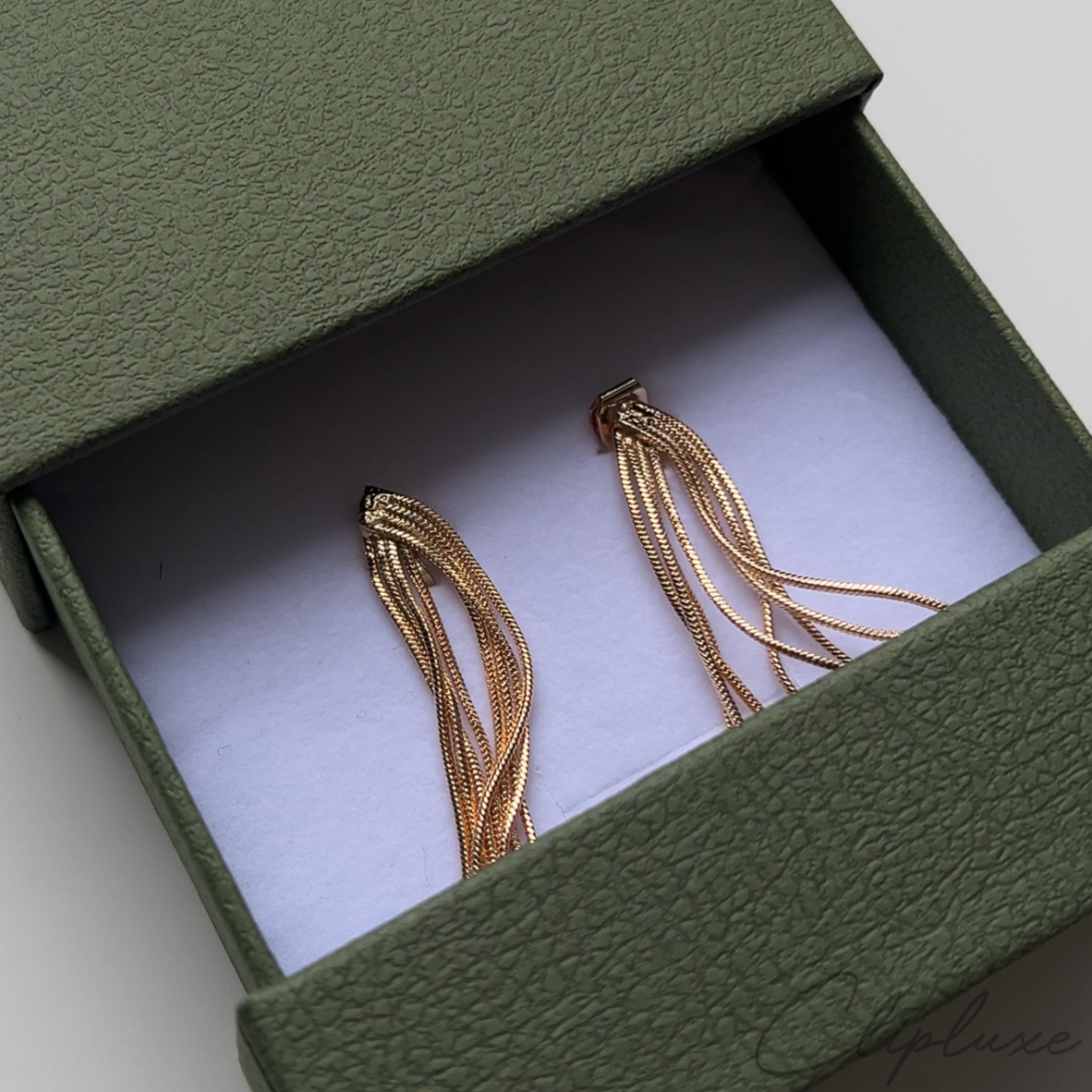 Elegant dangling Clip-on earring