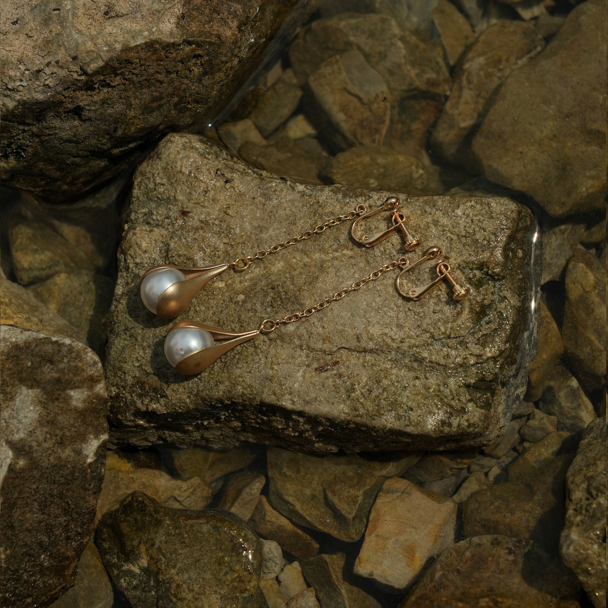 Timeless pearl dangle clip on earrings