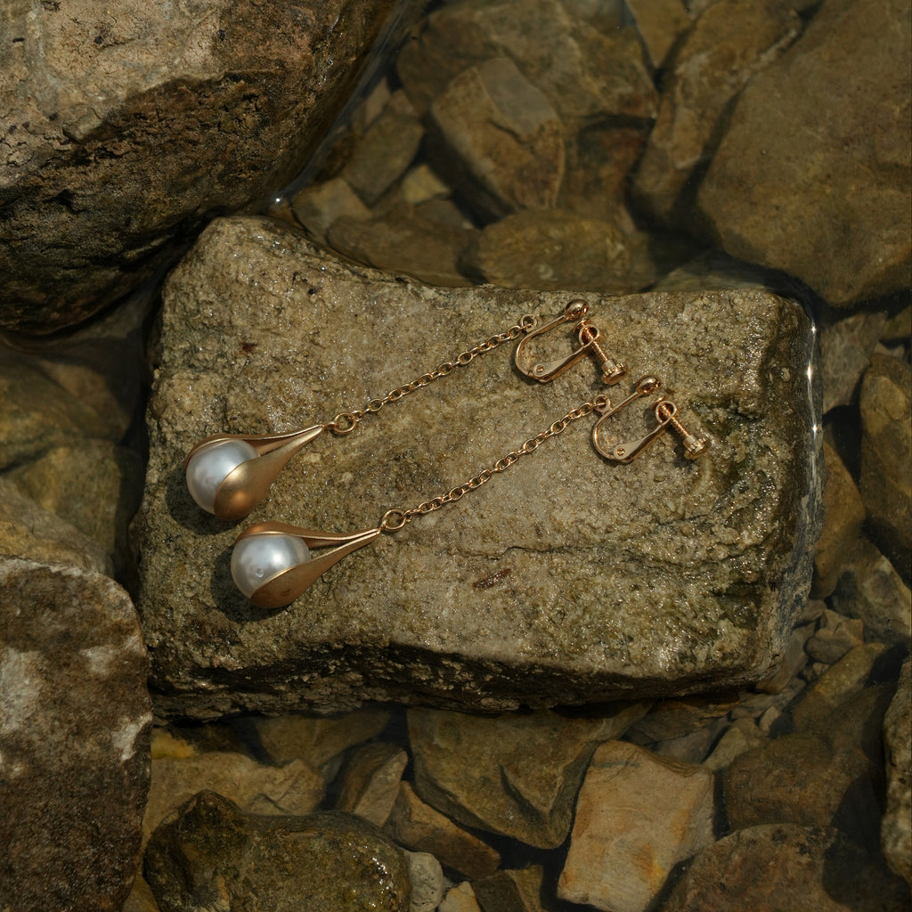 Timeless pearl dangle clip on earrings