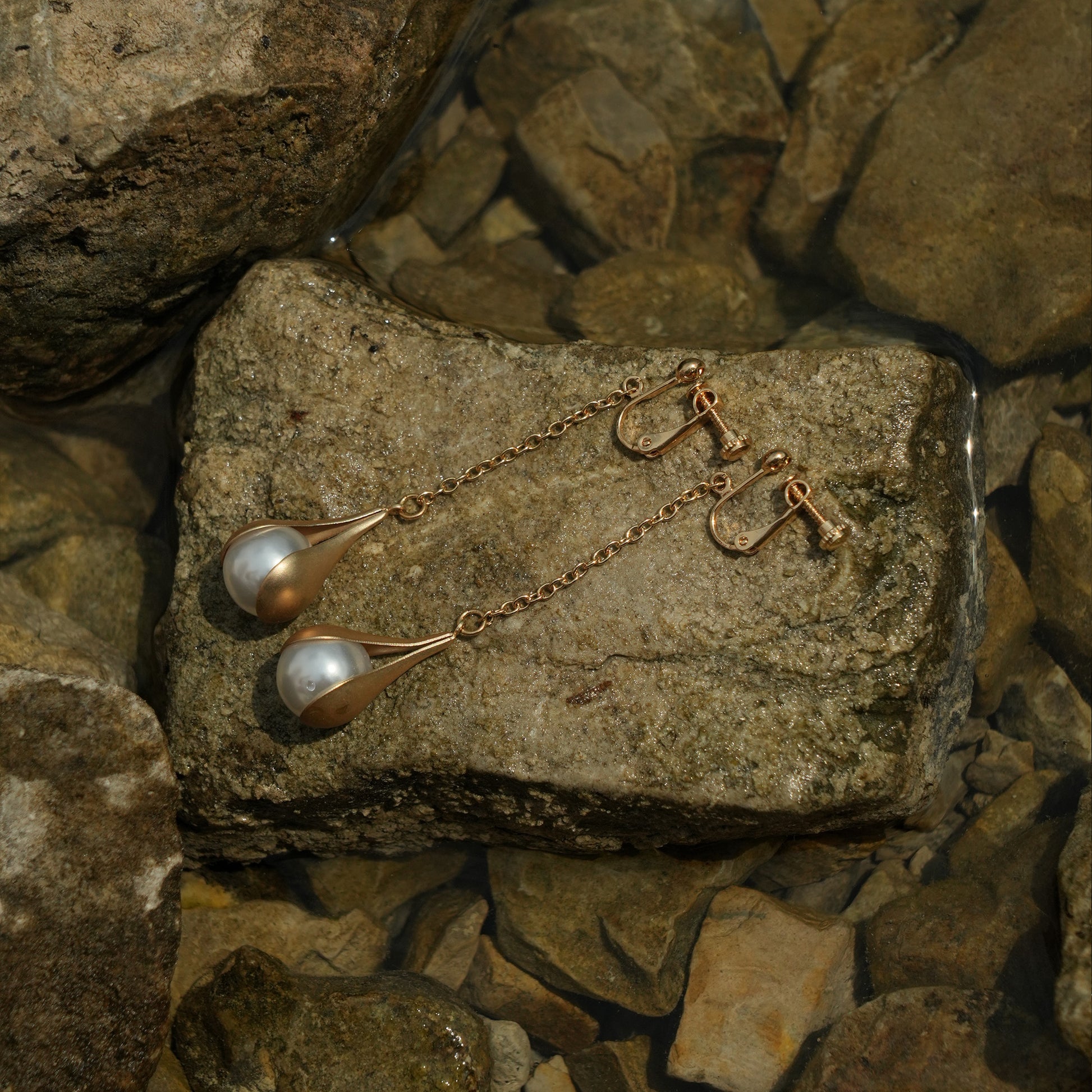 Timeless pearl dangle clip on earrings